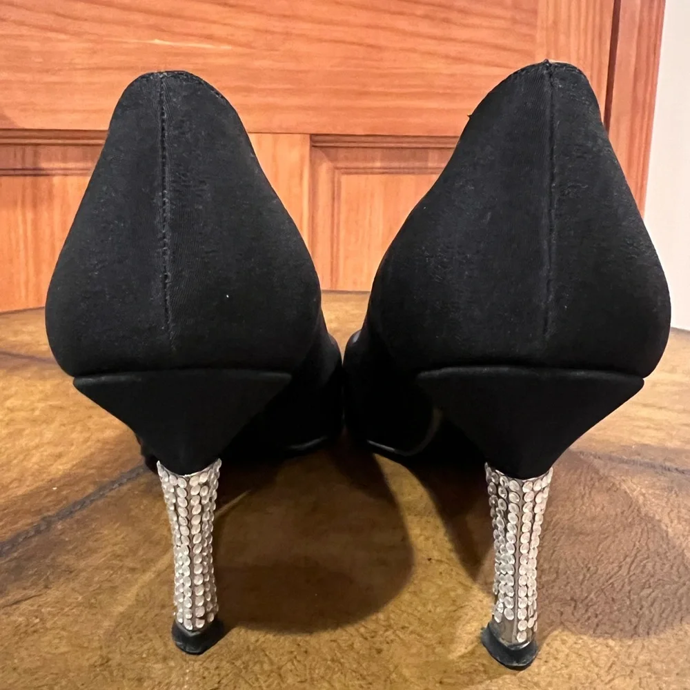 STUART WEITZEMAN KITTEN PUMP SIZE 6½ WITH A 2 ½” HEEL AND RHINESTONE ACCENTS. - Picture 9 of 11
